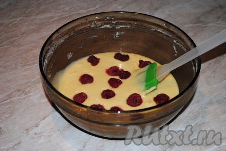 Добавить ягоды и аккуратно перемешать. Если ягоды замороженные, их нужно разморозить, лишнюю жидкость слить, а ягоды добавить в тесто.