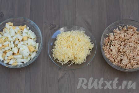 Горбушу разомните вилкой, очищенные яйца нарежьте мелкими кубиками, сыр натрите на мелкой терке.
