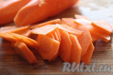 Морковь вымыть, очистить и нарезать полукружочками.
