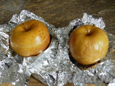 Яблоки вымыть, завернуть в фольгу и запечь в разогретой духовке в течение 30 минут при температуре 190-200 градусов.