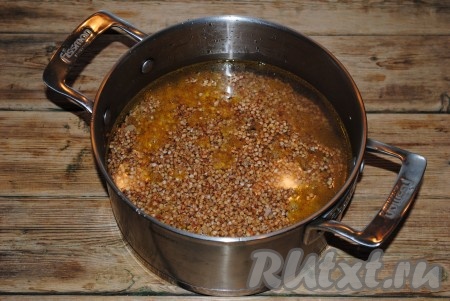 Влить воду и поставить на плиту. Довести до кипения, посолить, накрыть крышкой и готовить гречку с фаршем на небольшом огне до полного испарения жидкости, около 20 минут. 
