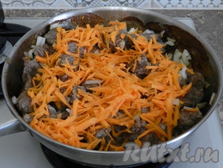 Выложить к мясу лук и морковь, обжарить вместе, иногда помешивая, до мягкости овощей.
