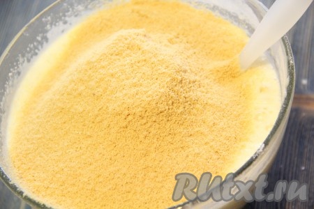 В получившуюся смесь просеять сухое молоко, добавить ванильный сахар.
