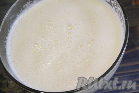 Затем добавить в яичную массу молоко и растительное масло, ещё раз взбить до однородного состояния.
