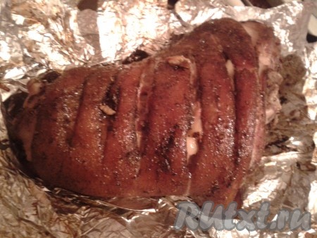 Сочная, ароматная, вкусная запеченная свиная рулька готова. Блюдо лучше подавать в теплом виде.
