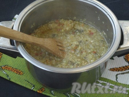 С того момента как овощи начнут кипеть, варить 30 минут. Затем добавить в аджику сухой базилик, перемешать и варить ещё 5 минут.
