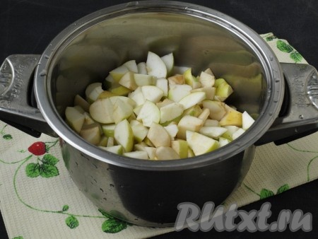 Пересыпать яблоки в кастрюлю с толстым дном, добавить воду и поставить на небольшой огонь. Варить около 15 минут, пока яблоки не станут мягкими.
