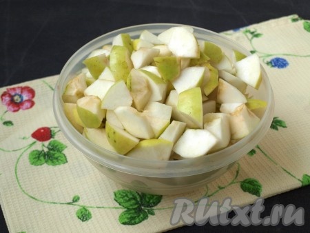 Яблоки разрезать на 4 части, вырезать сердцевины, затем нарезать более мелкими кусочками, чтобы яблоки быстрее разварились.