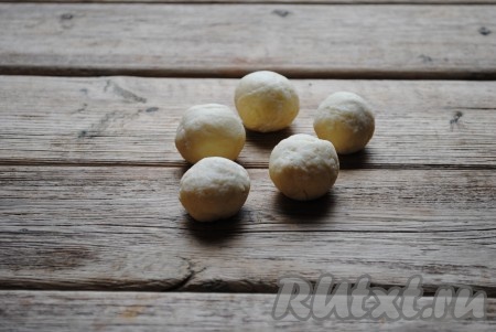 Сформировать из творожного теста небольшие, круглые пончики, размером с грецкий орех. 
