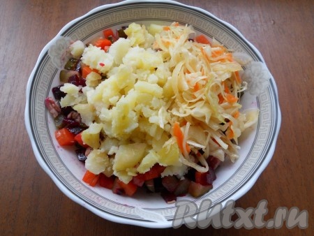 Картофель нарезать такими же кубиками, как и остальные ингредиенты, и добавить в салат вместе с квашеной капустой.
