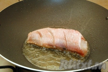 Нальем масло растительное в сковороду и опустим в него рыбу. Обжариваем с каждой стороны по 4 минуты.