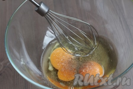 Для приготовления заливки яйца, соль и перец взбить блендером.
