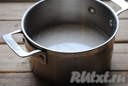 Выложить его в кастрюлю и влить 325 мл чистой холодной воды, добавить соль по вкусу. 
