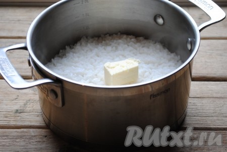 Если Вы готовите рис на гарнир, добавьте сливочное масло, если на салат - то кроме соли больше ничего не надо, если для суши - то нужно добавить рисовый уксус, сахар и соль. 