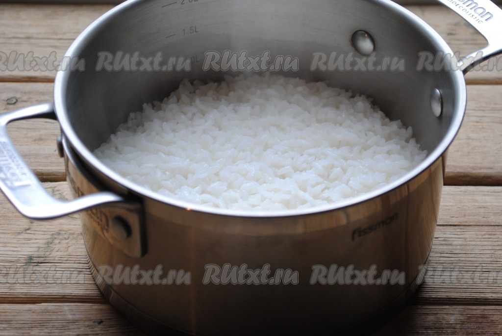 Рассыпчатый рис в кастрюле длиннозерный. Рассыпчатый рис в кастрюле. Японская кастрюля для варки риса. Кастрюля для варки риса на пару. Как сварить рис рассыпчатым в кастрюле.
