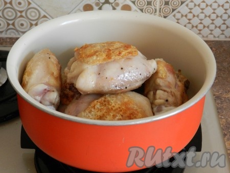Переложить обжаренные кусочки куриного мяса со сковороды в небольшую кастрюлю.
