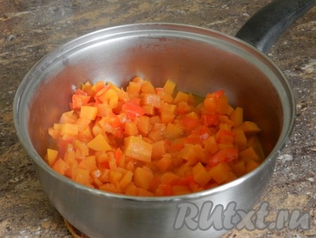 Переложить овощи в кастрюлю, влить немного куриного бульона.