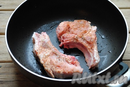 Сковороду хорошо разогреть с растительным маслом и обжарить свиную корейку на сильном огне по три минуты с каждой стороны. 
