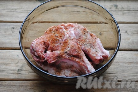 Каждый кусок мяса хорошо натереть солью, перцем и приправой к мясу, оставить на 30 минут, чтобы мясо пропиталось специями. 

