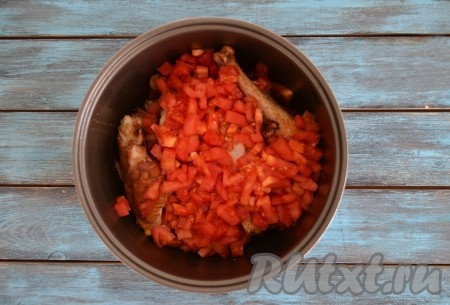 Выложить помидоры в чашу к обжаренным кусочкам курицы.
