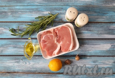 Подготовить необходимые ингредиенты для приготовления свиного стейка на сковороде 