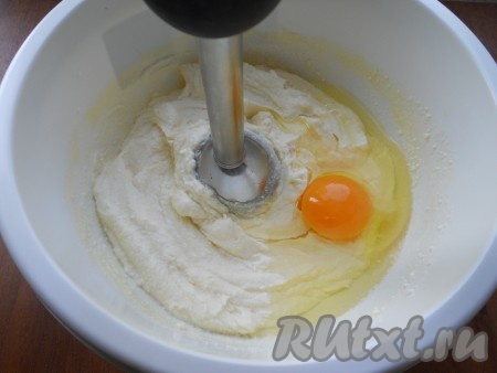 Добавить яйцо и растительное масло, ещё раз взбить блендером. Также добавить соду и перемешать ложкой.