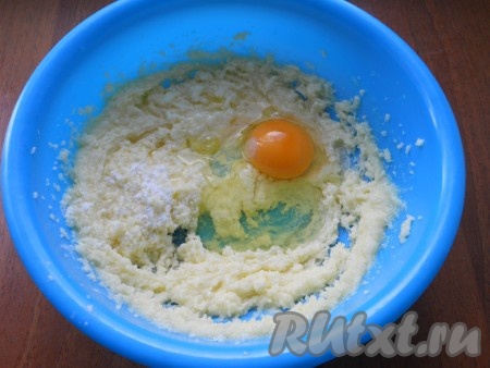 Взбить сахар с маслом до пышности, добавить яйца по одному, продолжая взбивать. Также добавить ванилин и соль.