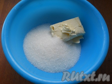 К размягченному сливочному маслу (или маргарину) добавить сахар.
