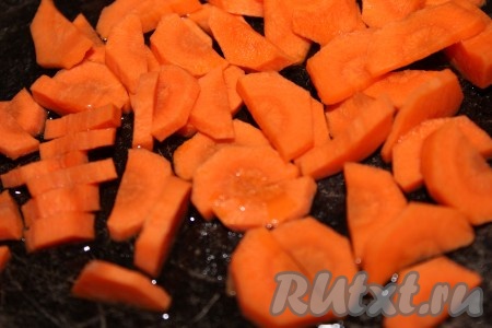 В сковороду влить немного растительного масла и добавить нарезанную морковь. Обжаривать морковь на небольшом огне в течение 3-5 минут, иногда помешивая.  
