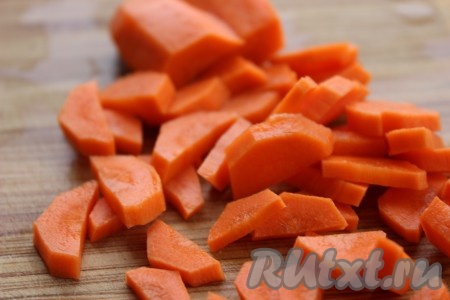 Морковь вымыть, очистить и нарезать полукружочками. Репчатый лук очистить и натереть на мелкой терке.