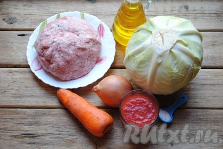 Ингредиенты для приготовления капусты, тушеной с фаршем на сковороде