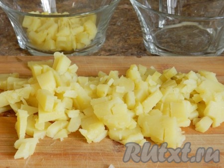 Нарезать очищенный картофель кубиками. Если выкладывать салат слоями, то картофель будет первым слоем.