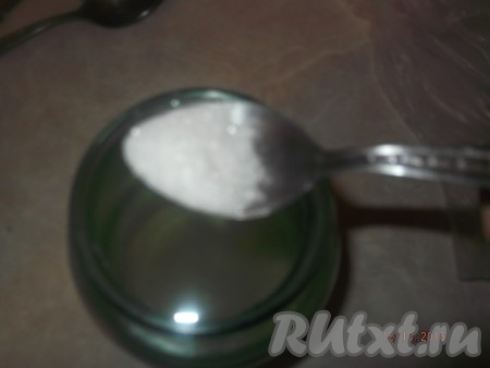 Затем в рассол добавляем сахар, перемешиваем. Сахар должен полностью раствориться.
