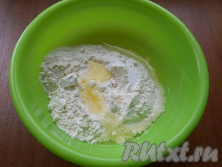 Для того чтобы приготовить блинчики: просеять в миску муку, всыпать соль, сахар, добавить яичные белки (можете вместо 2 белков добавить 1 яйцо).
