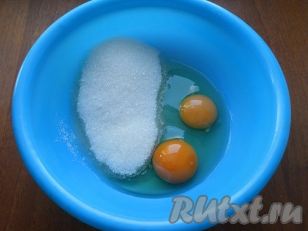 К яйцам добавить сахар, соль и ванильный сахар.