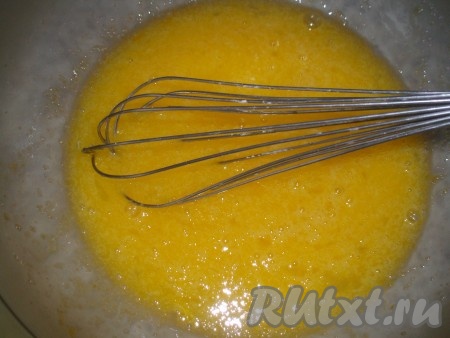 Для приготовления начинки взбить 3 яйца и 1 яичный белок с сахаром.
