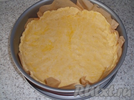Охлажденное тесто раскатать и выложить в форму для выпечки, формируя бортики (при желании форму для выпечки можно застелить пекарской бумагой).
