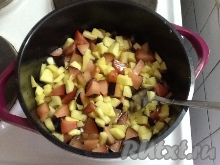 Соединить сливы с яблоками и варить на небольшом огне минут 10, иногда перемешивая.