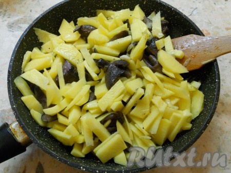Далее добавить в сковороду нарезанный брусочками или ломтиками картофель, перемешать с грибами и луком.
