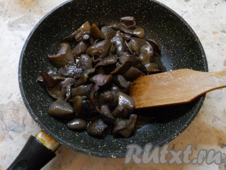 В сковороде разогреть растительное масло, добавить грибы. Немного посолить и поперчить их, обжаривать на среднем огне около 7-8 минут, помешивая. Вся влага должна испариться, а грибы - немного подрумяниться. 