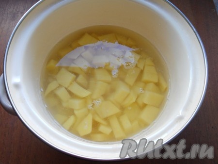 Картофель очистить, нарезать кубиками, поместить в кастрюлю, залить водой. Отварить картофель, подсолив воду, минут 10, после чего воду слить.
