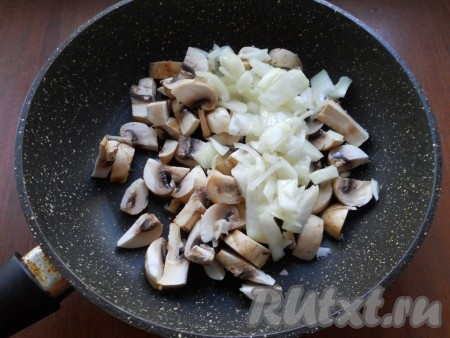 Лук нарезать кусочками, шампиньоны разрезать на 4-6 частей. Поместить лук с грибами в сковороду, влить растительное масло.
