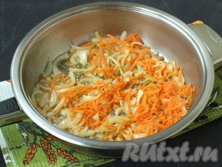 Очистить лук, чеснок и морковь. Лук нарезать полукольцами, морковь натереть на тёрке, чеснок нарезать мелко. В сковороду влить подсолнечное масло, немного обжарить лук и чеснок, добавить морковь и обжаривать овощи 5 минут, иногда помешивая.

