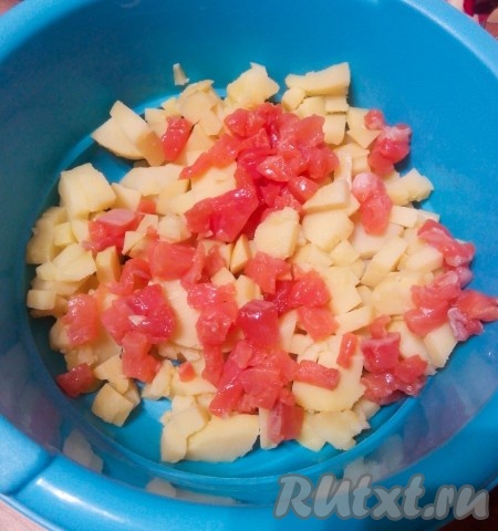 Красную рыбу и картошку нарезать мелкими кубиками.
