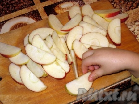 Нарезать яблоки, очищенные от семечек, на ломтики, а можно и на кубики.
