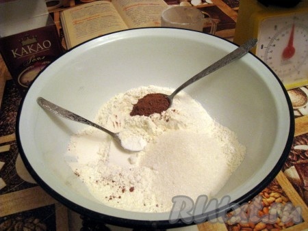 Для приготовления теста соединить муку с разрыхлителем, какао, сахаром. 