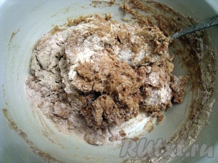 Соединить смесь из маргарина и сметаны со смесью из муки, разрыхлителя, какао, сахара, быстро перемешать. 