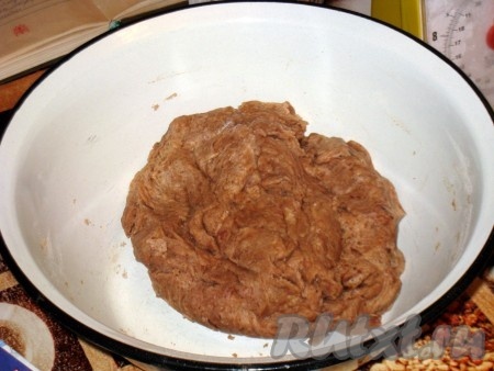 Тесто для песочного шоколадного пирога получится эластичным и липким.
