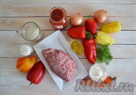 Подготовить необходимые ингредиенты для приготовления фаршированных перцев в томатно-сметанном соусе.
