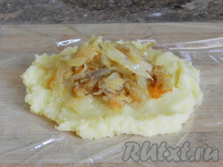 Из небольшого количества картофельной массы сделать лепешку, положить начинку в середину.
